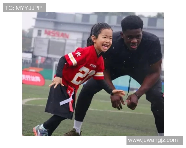 球星爸爸与孩子足球场上互动尽显亲子时光,温馨又有趣 球星爸爸与孩子足球场上互动尽显亲子时光,温馨又有趣